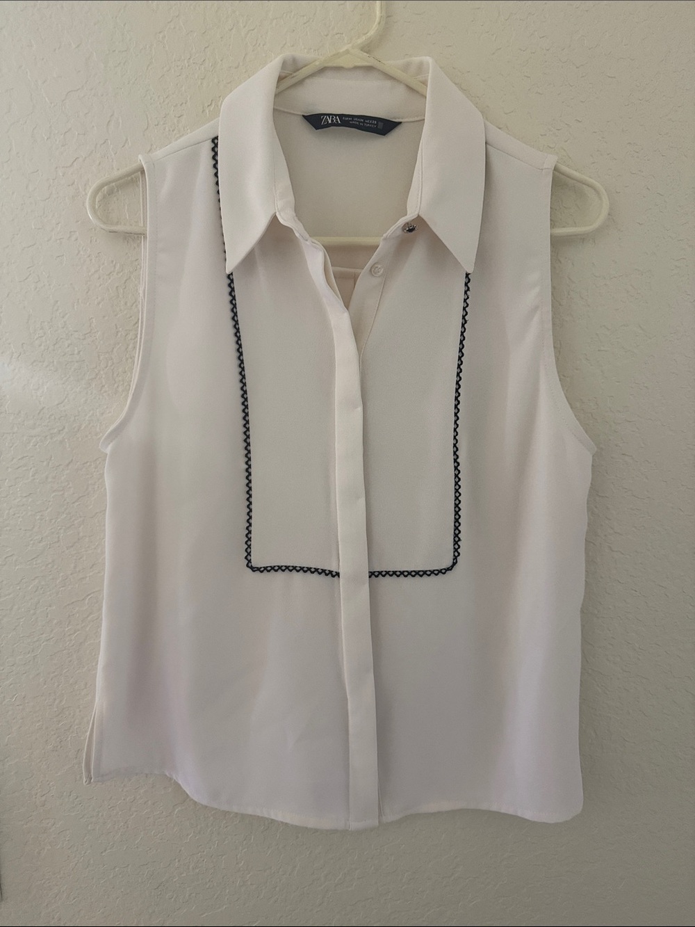 Zara White Sleeveless Button-Up Blouse with Black Trim